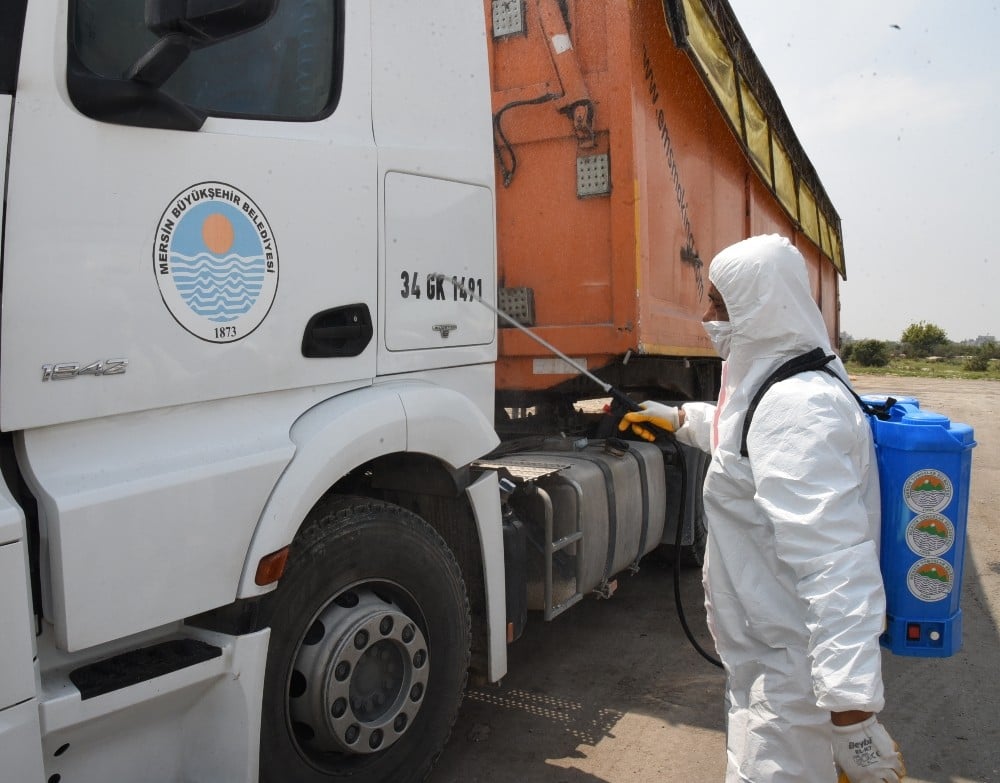 Toroslar Belediyesi, katı atık aktarma istasyonunu dezenfekte etti 