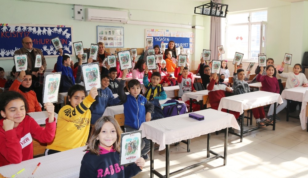 Toroslar Belediyesi, öğrencilere tarihi çizgi roman kitabı dağıtıyor 