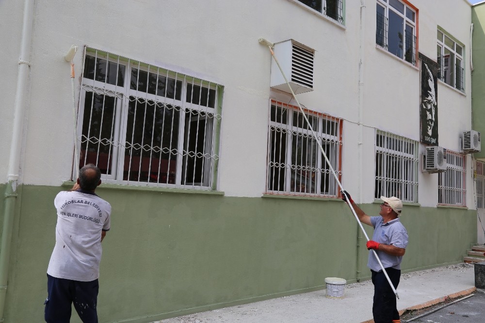 Toroslar Belediyesi, okulları boyamaya devam ediyor 