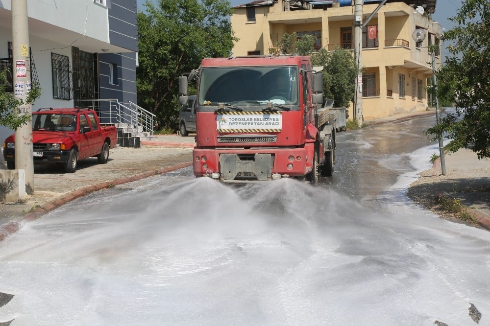 Toroslar Belediyesi, sokakları yıkayarak dezenfekte ediyor 