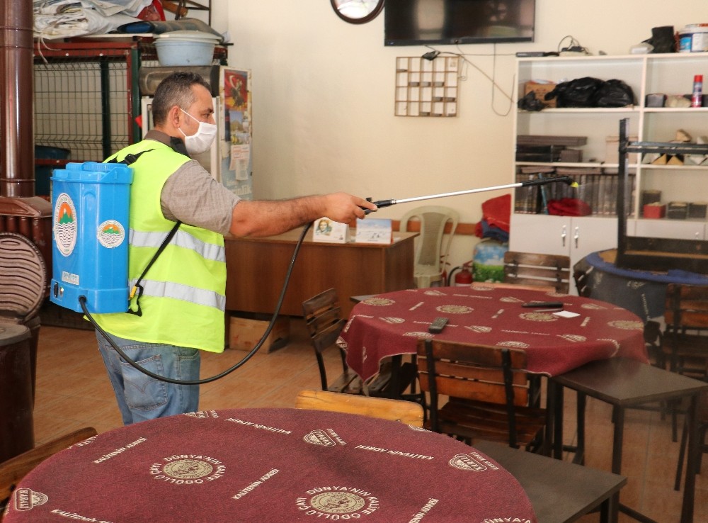 Toroslar Belediyesi, yeniden açılan iş yerlerini dezenfekte etti 