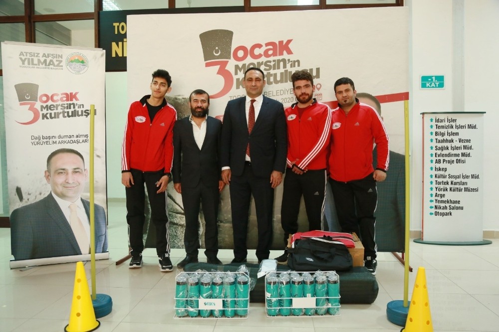 Toroslar Belediyesi’nden ampute futbol takımına malzeme desteği 
