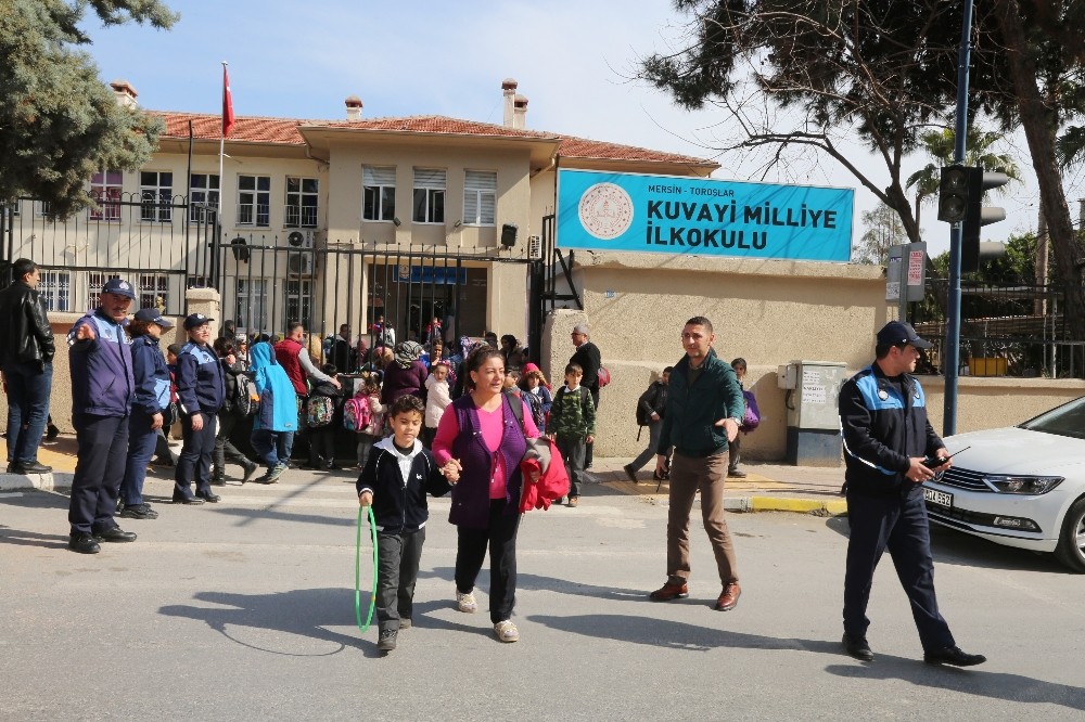 Toroslar zabıtası, okul önlerinde güvenlik uygulaması başlattı 