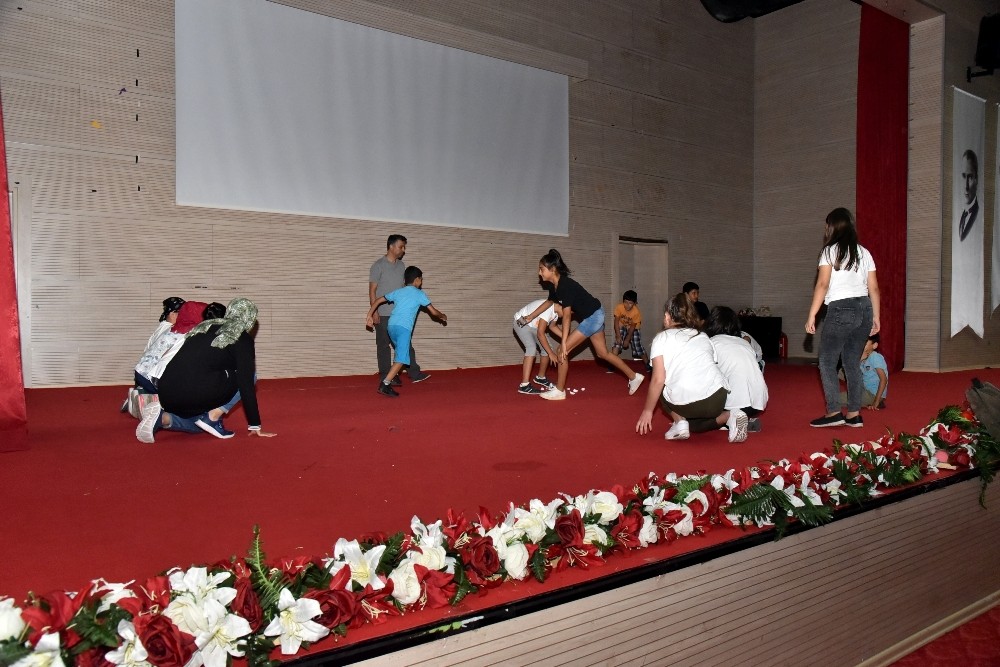 Toroslar’da 7’den 70’e herkes tiyatro öğreniyor 