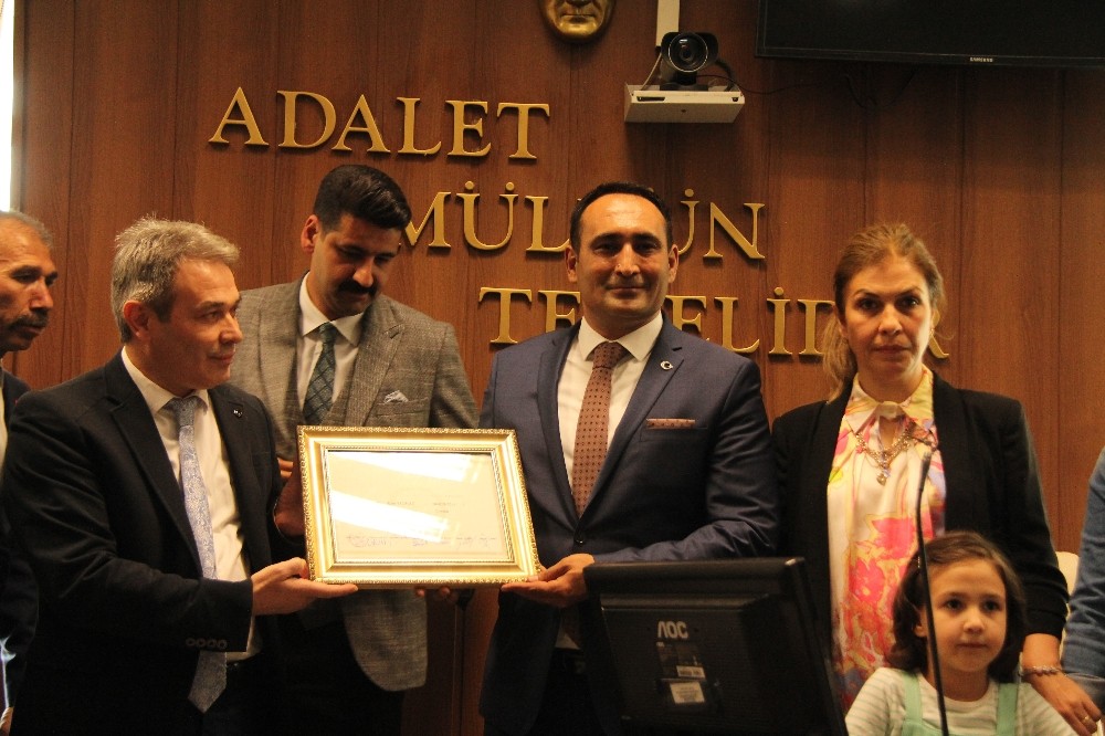 Toroslar’da Afşın Yılmaz mazbatasını aldı 