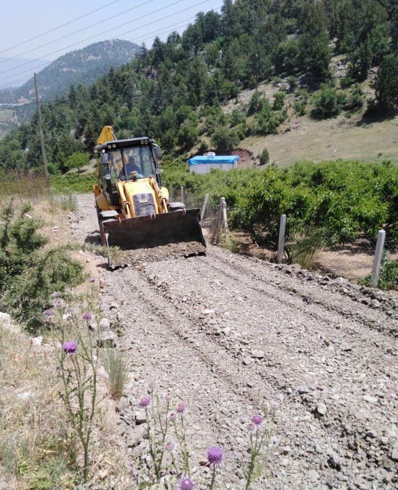 Toroslar’da bahçe yolları iyileştiriliyor 