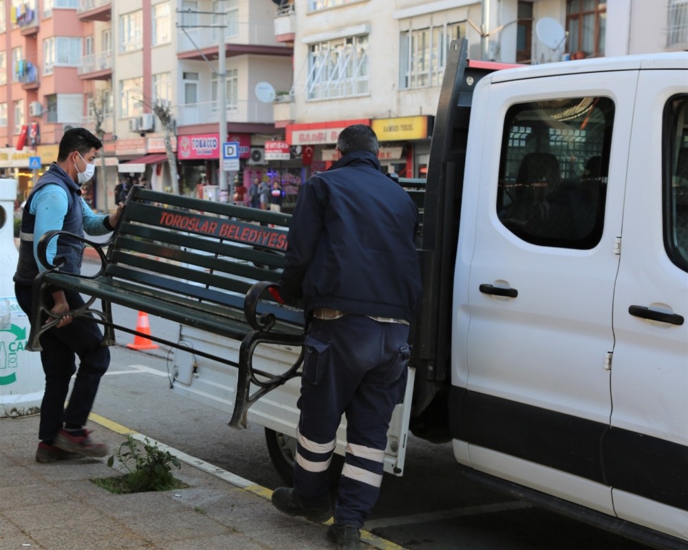 Toroslar’da banklar kaldırıldı 