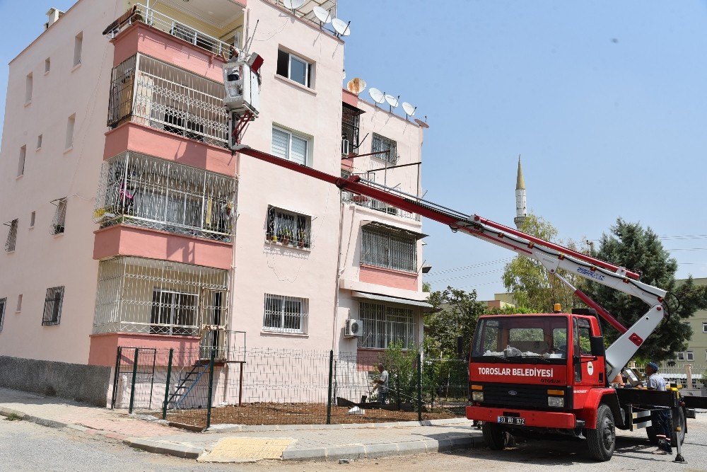 Toroslar’da binalar rengarenk boyanıyor 