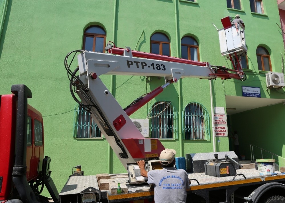 Toroslar’da cami ve sosyal tesislere bakım yapılıyor 