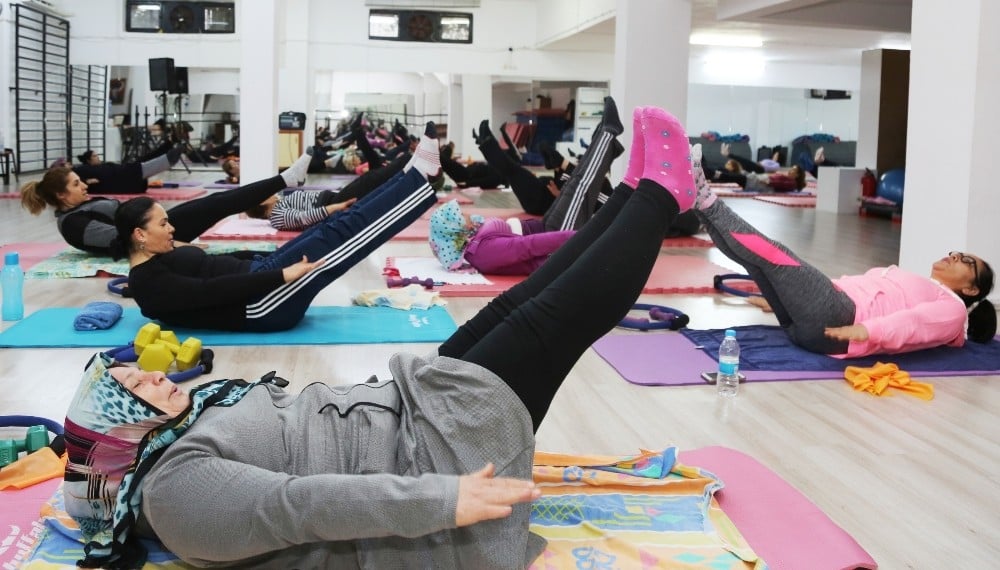Toroslar’da kadınlar, eğitmenler eşliğinde spor yapıyor 