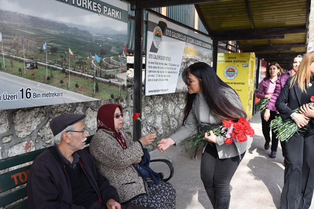 Toroslar’da kadınlara kırmızı karanfil dağıtıldı 