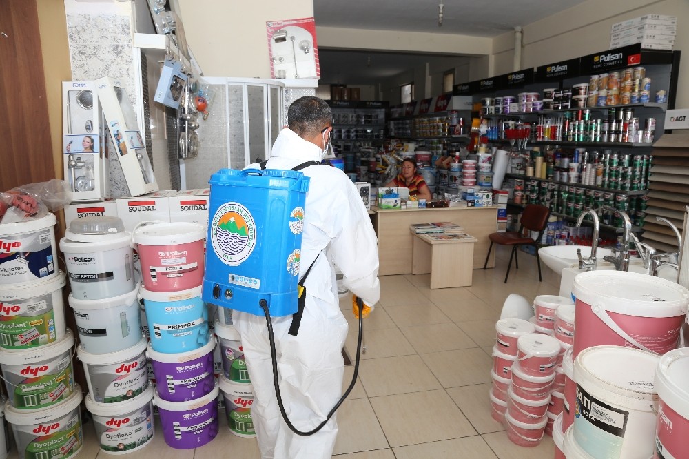Toroslar’da kamuya açık tüm alanlar düzenli dezenfekte ediliyor 