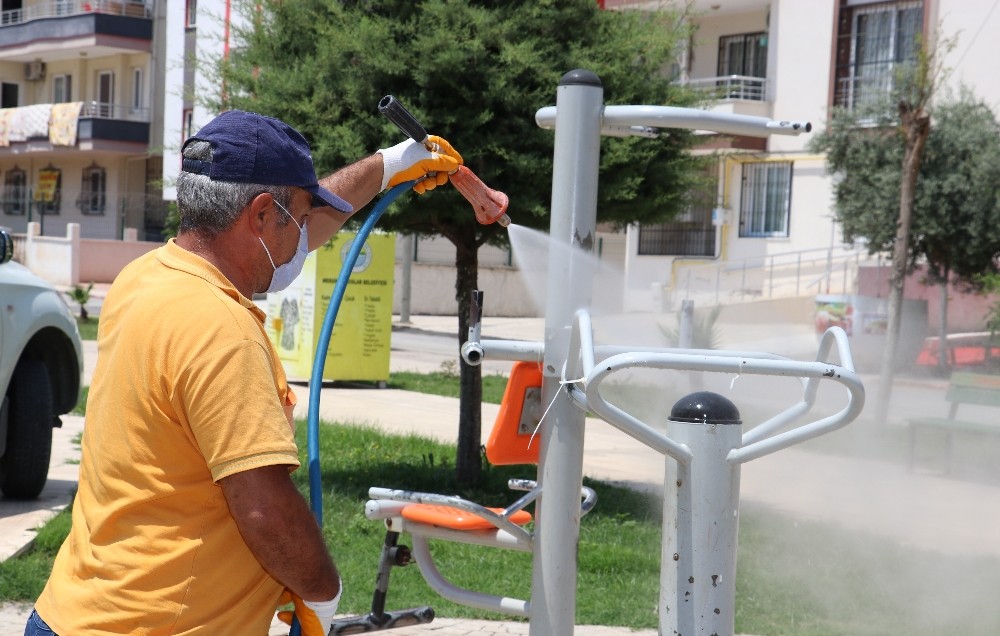 Toroslar’da parklar dezenfekte ediliyor 