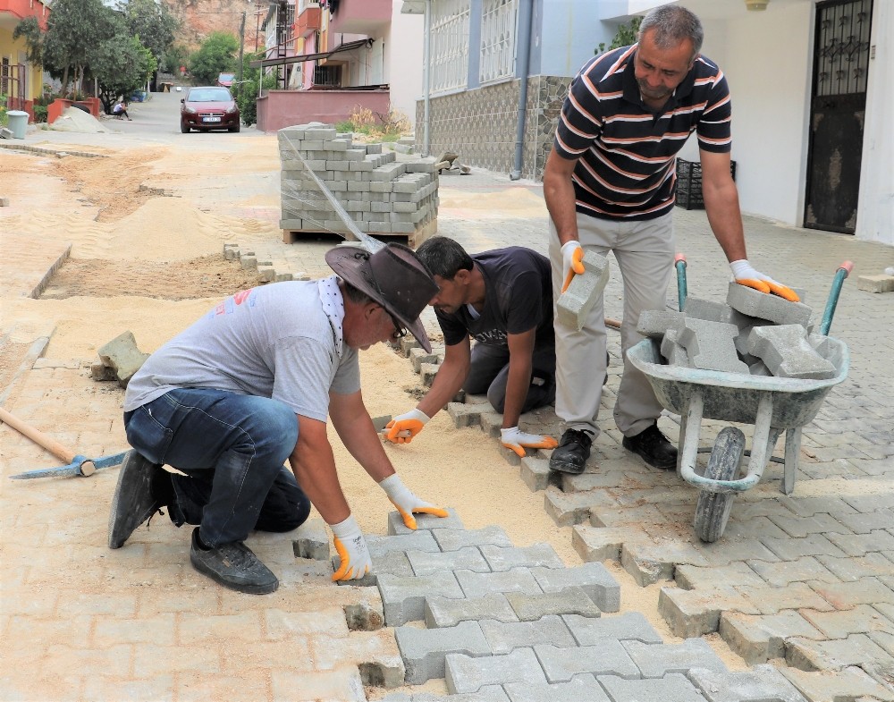 Toroslar’da sokaklar yenileniyor 