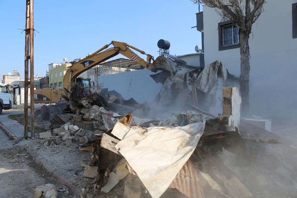 Toroslar’da tehlike arz eden metruk bina yıkıldı 