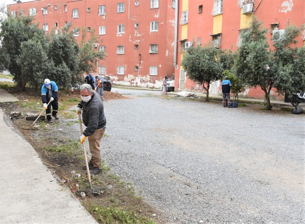 Toroslar’da toplu konut alanlarında bakım yapılıyor 