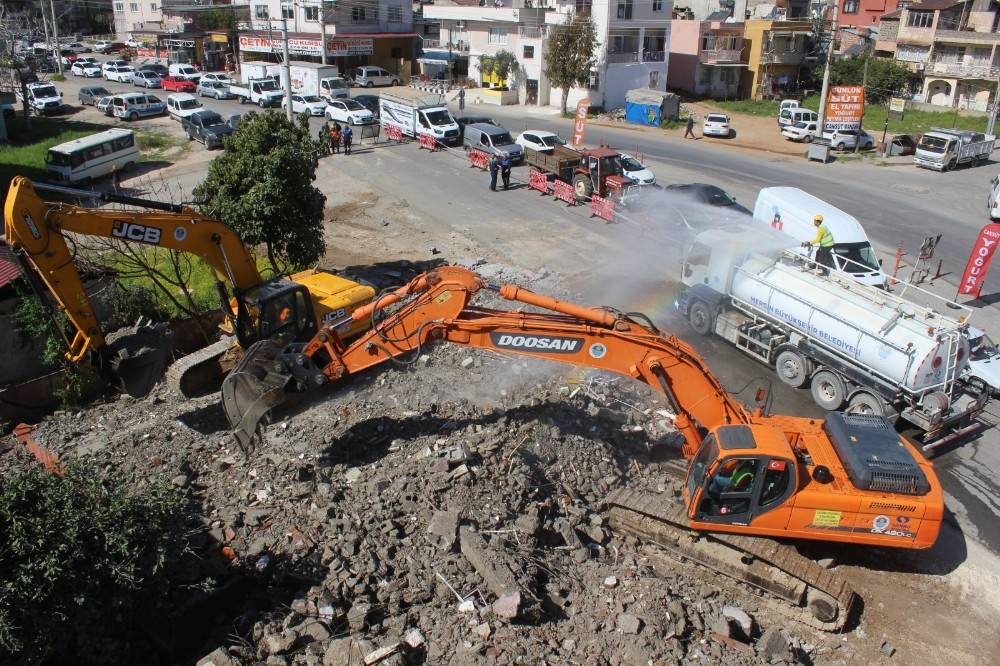 Toroslar’da yol genişletme çalışmaları sürüyor 