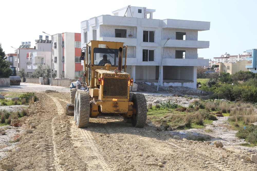 Toroslar’da yol yapım çalışmaları devam ediyor 
