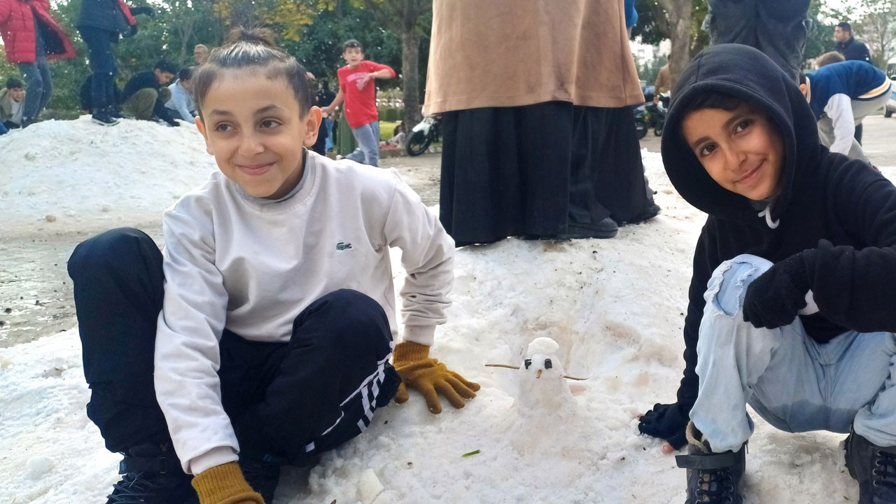 Toroslar’dan Adana’ya kar sürprizi! Çocuklar ilk kez kar gördü