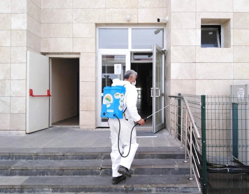Toroslar’ın her köşesi gün boyu dezenfekte ediliyor 