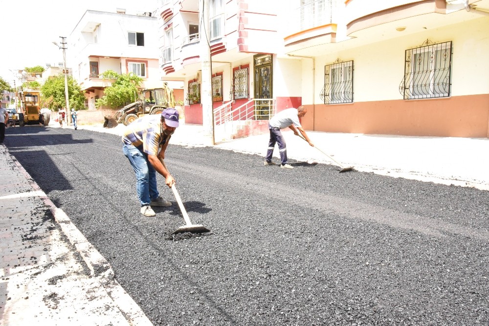 Toroslar’ın sokakları asfaltla yenileniyor 