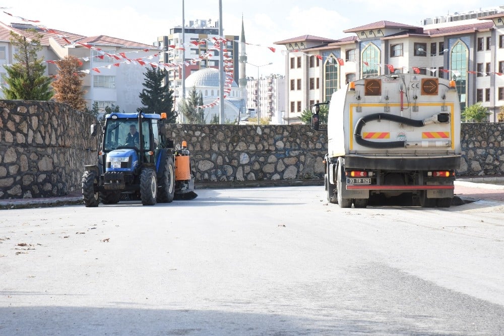 Toroslar’ın sokakları mekanik süpürücülerle temizleniyor 