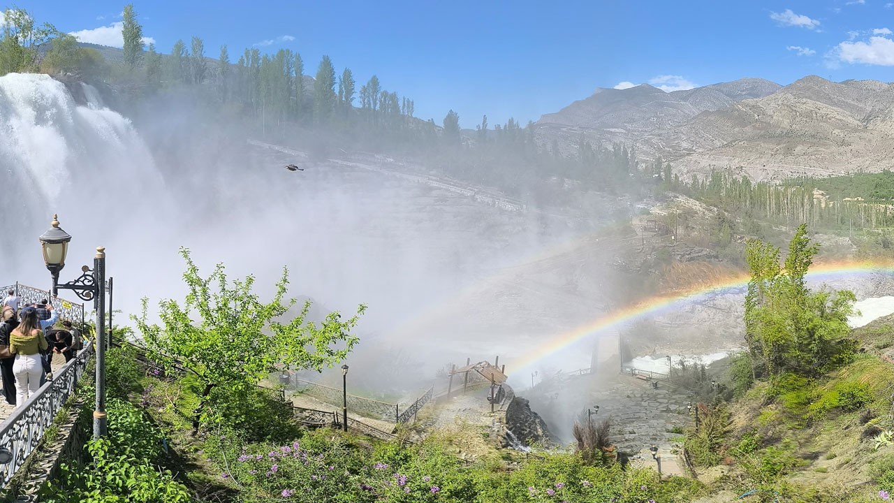 Tortum Şelalesi baharla coştu