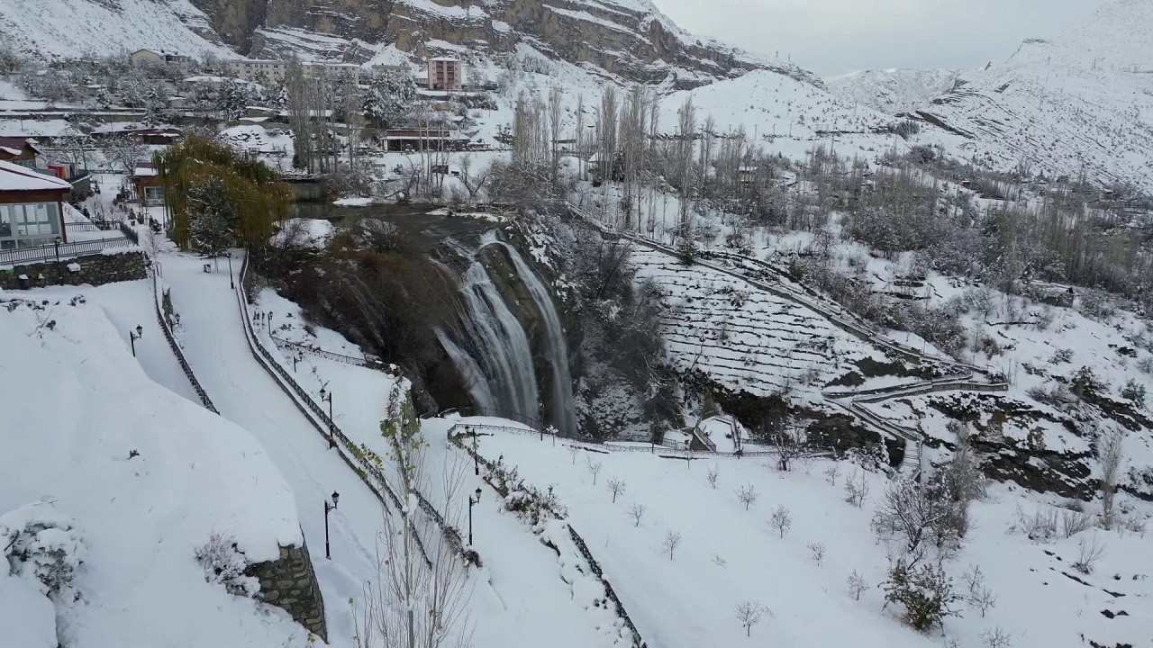 Tortum Şelalesi beyaza büründü