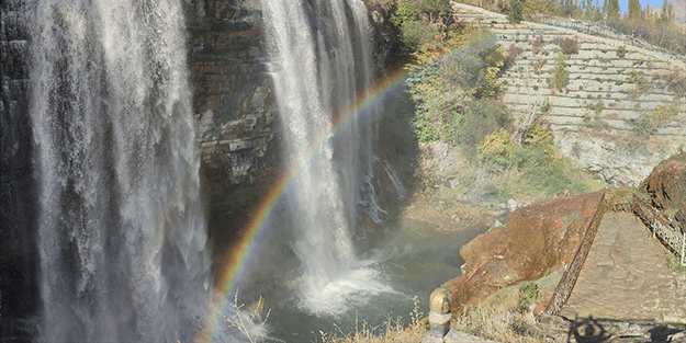 Tortum Şelalesi gökkuşağı ile süslendi
