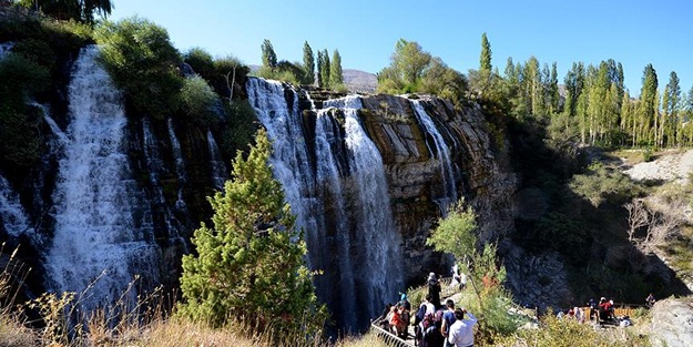 Tortum Şelalesi'ne ziyaretçi akını!