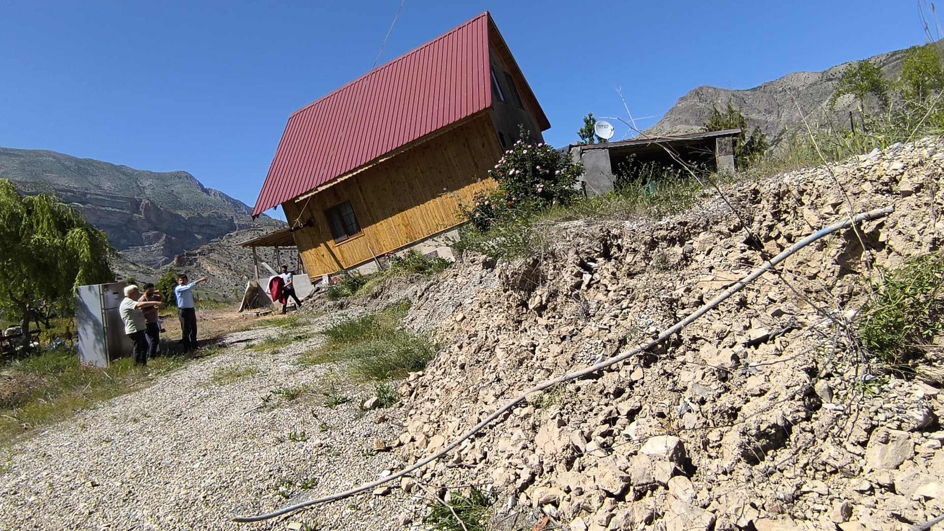 Tortum Şelalesi'nin eteklerinde heyelan