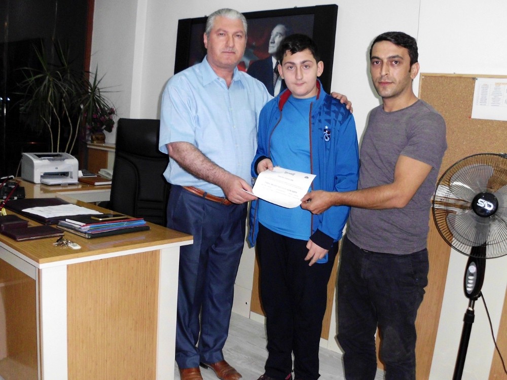 Torul’da genç vatandaştan örnek davranış 