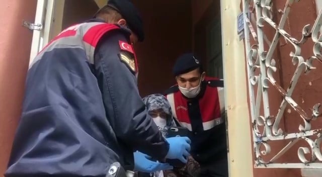 Torun hasreti çeken anneneye jandarmadan sürpriz 