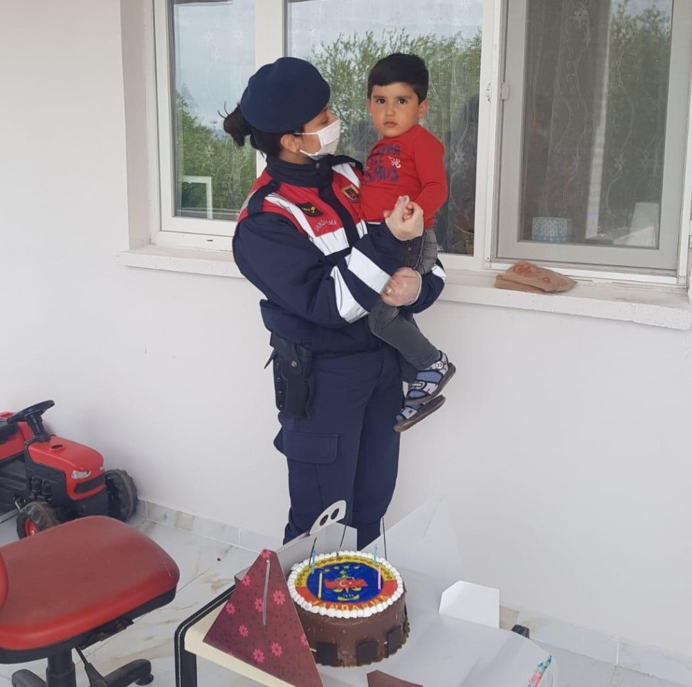 Toruna şehirler arası doğum günü sürprizi Mehmetçik’ten 