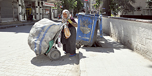 Torunlarına ekmek götürmek için yapıyor