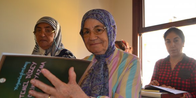 Torunlarının sınıfında okuma ve yazmayı öğreniyorlar