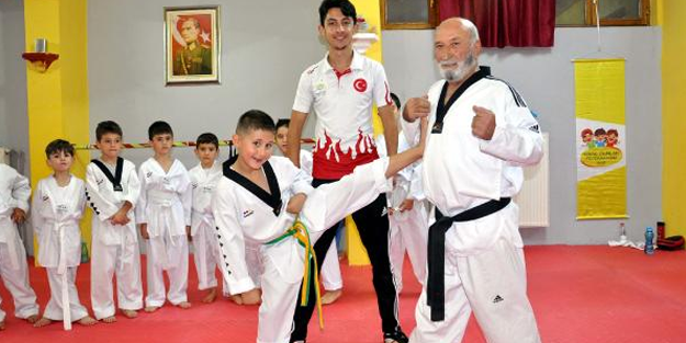 Torunuyla birlikte 70 yaşında tekvandoya başladı