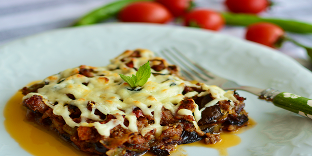 Tost makinesinde kızartılan patlıcanla oturtma yemeği