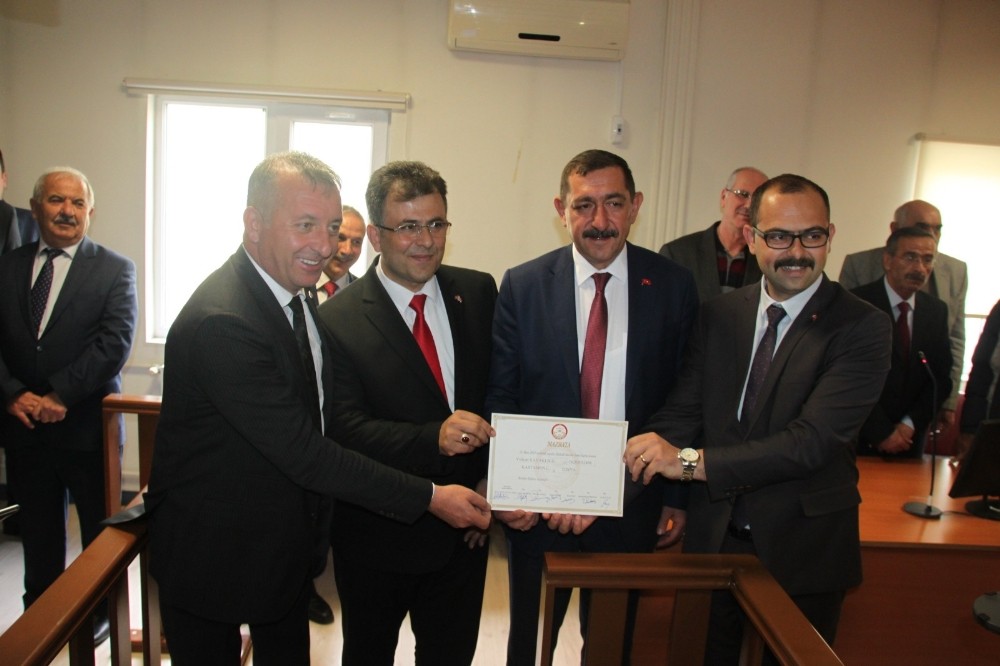 Tosya Belediye Başkanı seçilen Kavalıgil, mazbatasını aldı 