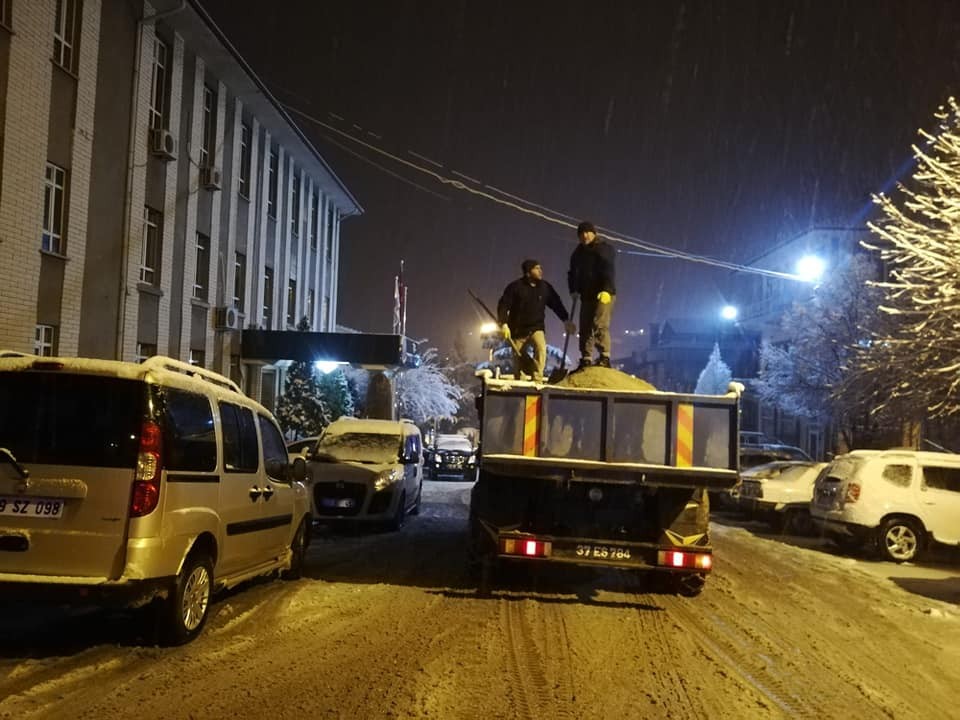 Tosya Belediyesi gece kar mesaisi yaptı 