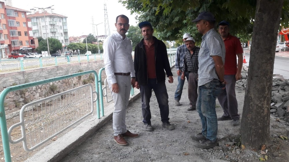 Tosya Belediyesi yaya yollarını yeniliyor 