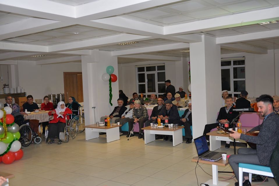 Tosya Kaymakamı Huzurevinde eğlenceye eşlik etti 