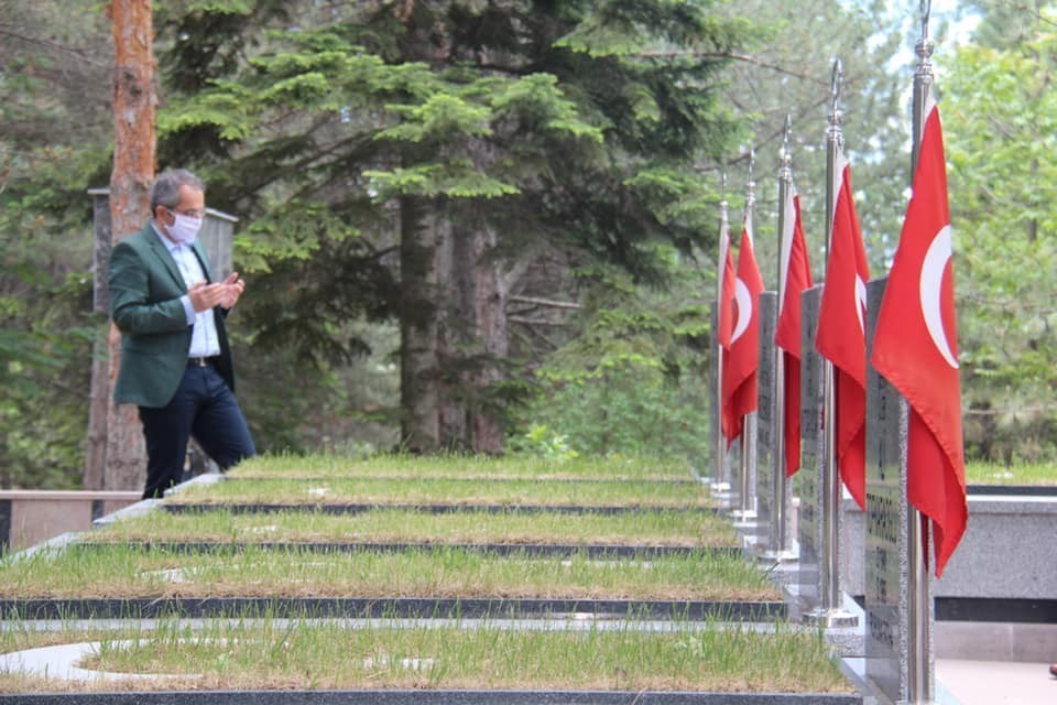 Tosya Kaymakamı şehitliği ziyaret etti 