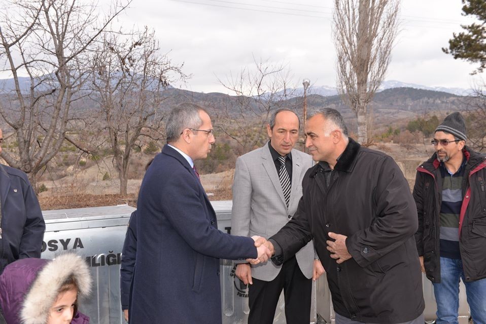 Tosya Kaymakamlığı çöp konteynırlarını teslim etti 
