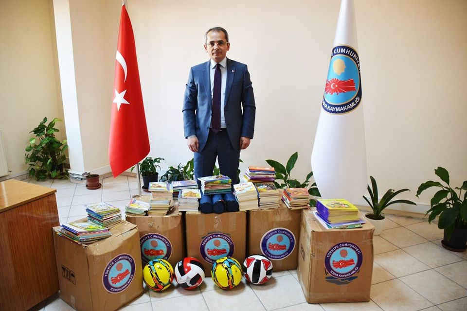 Tosya Kaymakamlığından kıyafet ve kırtasiye malzemesi yardımı 