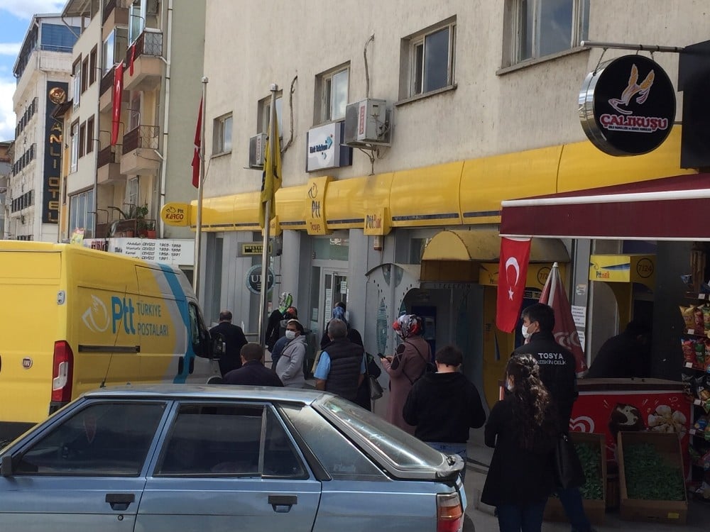Tosya PTT şubesi maaş ödemelerinin yoğunluğunu yaşıyor 