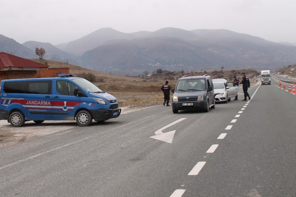 Tosya yolunda jandarma ekipleri kontrollerini sıklaştırdı 