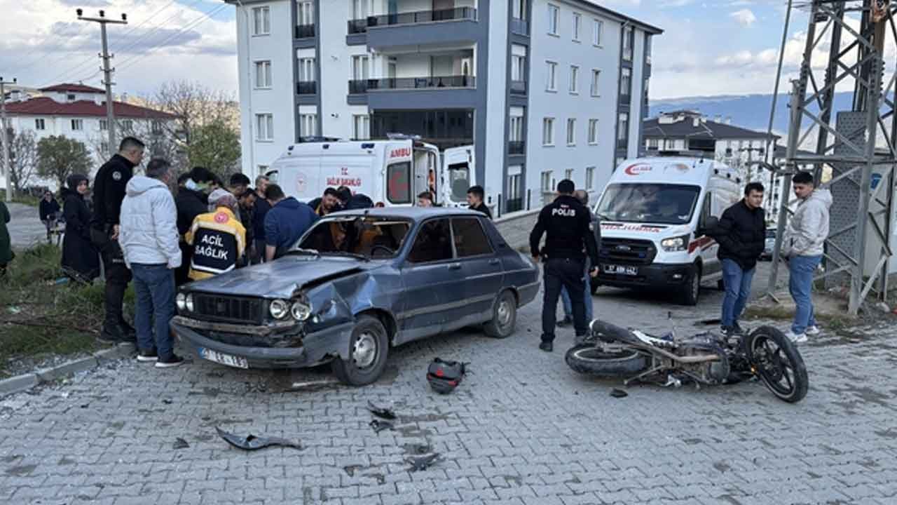 Tosya'da kavşakta çarpışma! Motosiklet ve otomobilin karıştığı kazada can pazarı yaşandı!