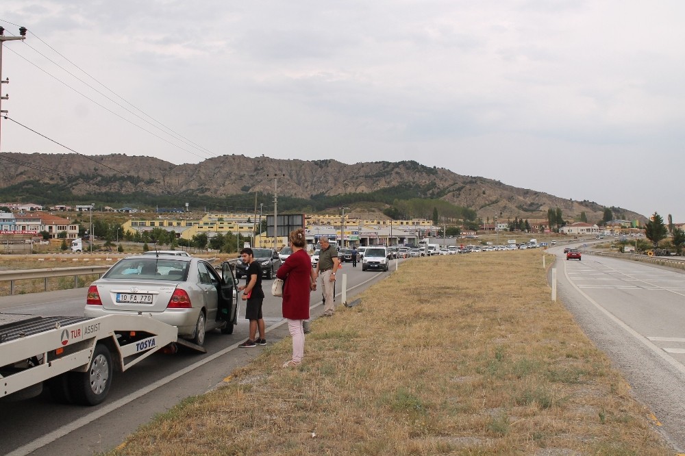 Tosya’da kayganlaşan yolda kazalar ucuz atlatıldı 