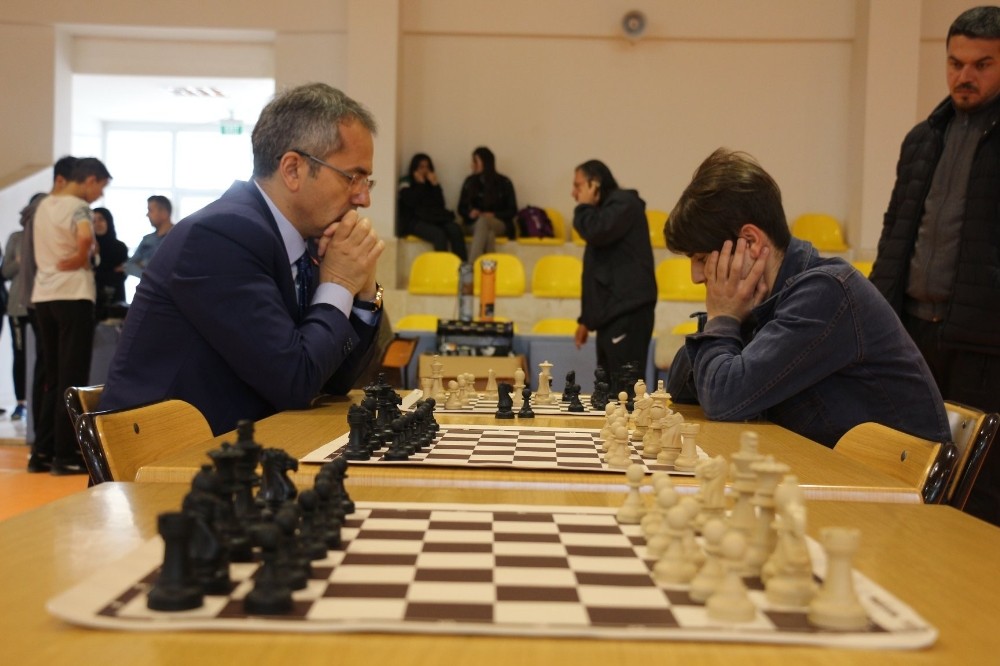 Tosya’da lise öğrencilerine yönelik satranç turnuvası düzenlendi 